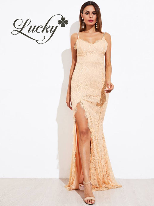 Vestido nude de encaje sencillo