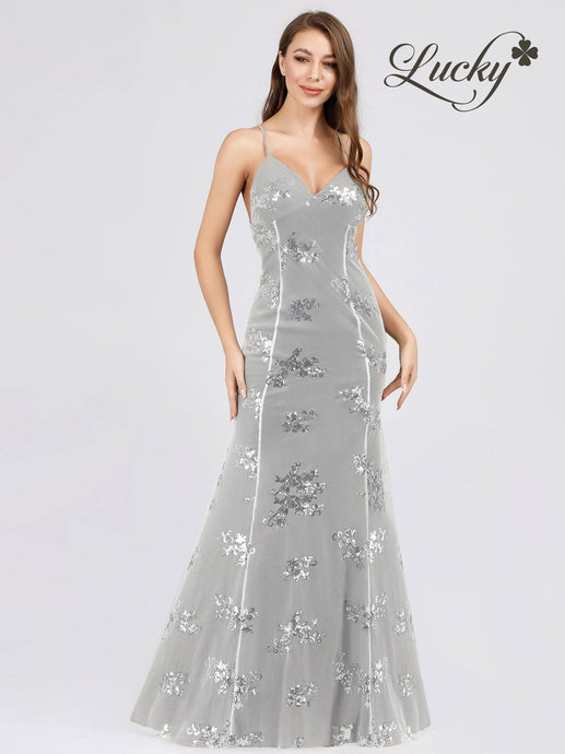 Vestido gris al cuerpo con detalles de lentejuelas