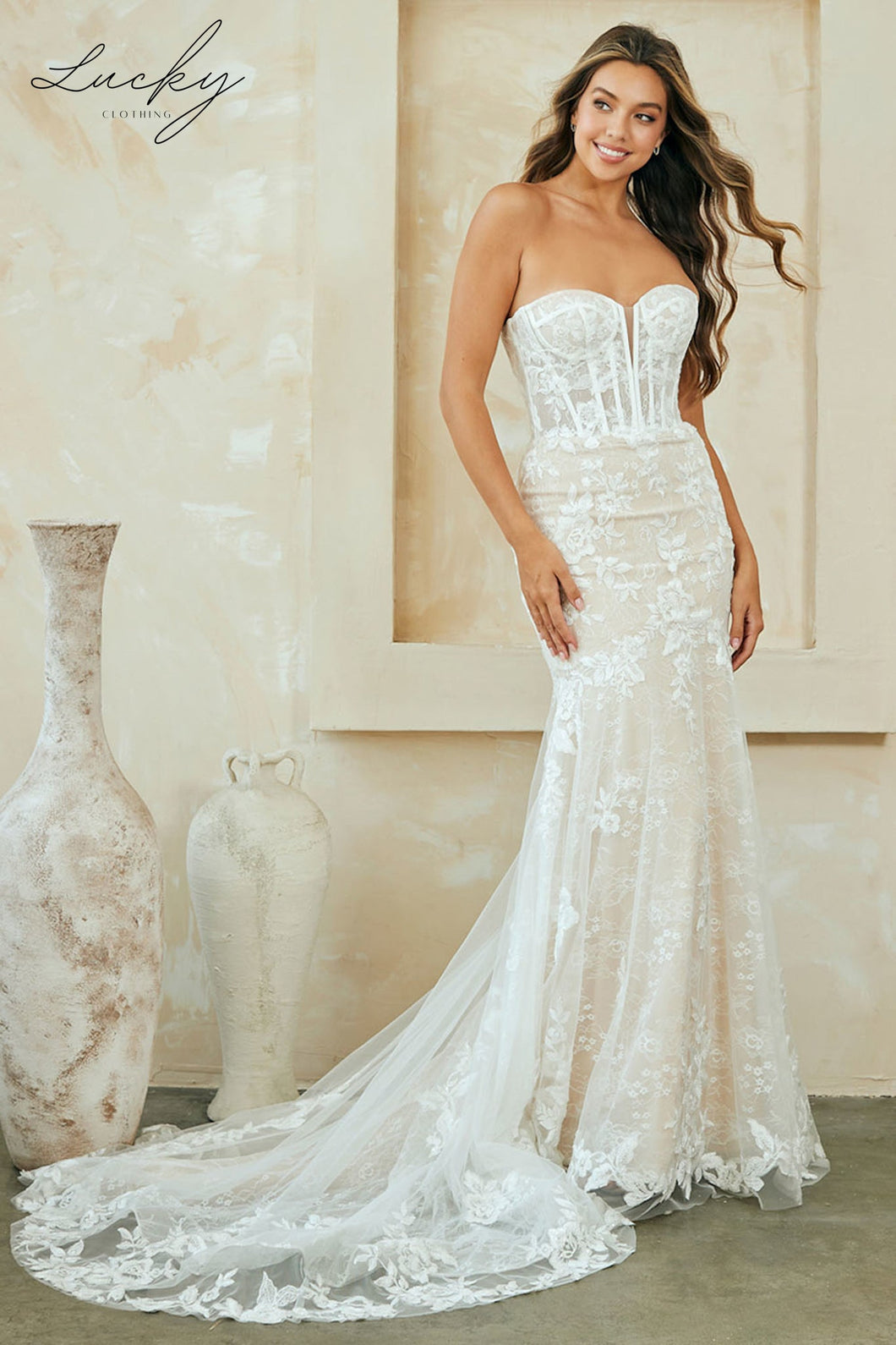Vestido blanco con encaje y cola