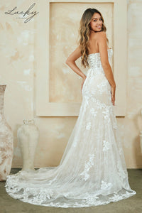 Vestido blanco con encaje y cola