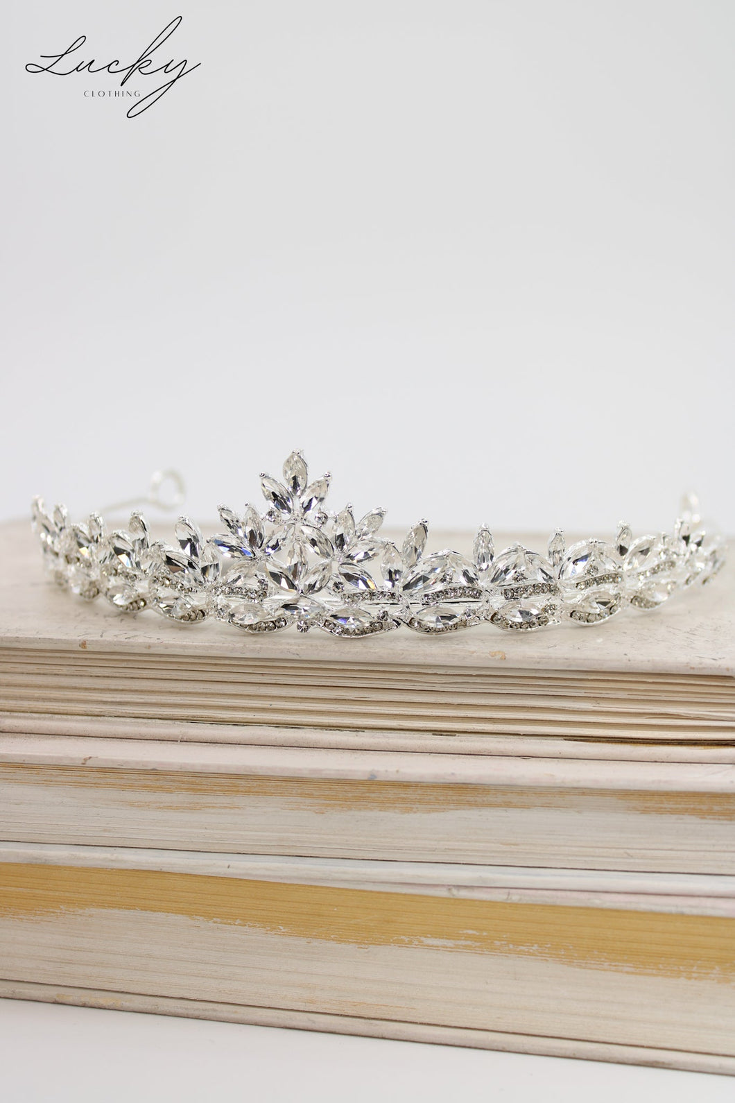 Tiara plateada