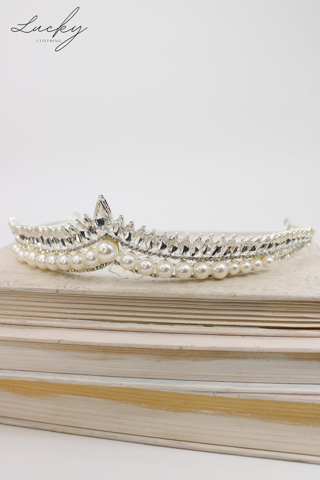 Tiara plateada