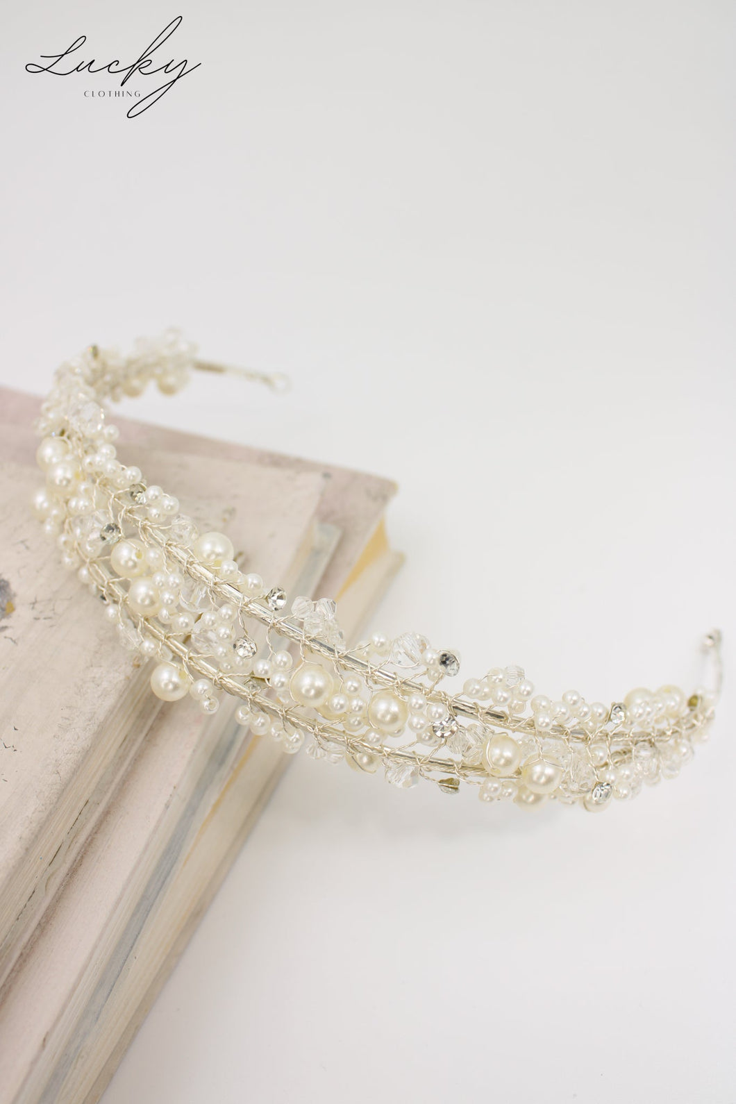 Diadema plateada