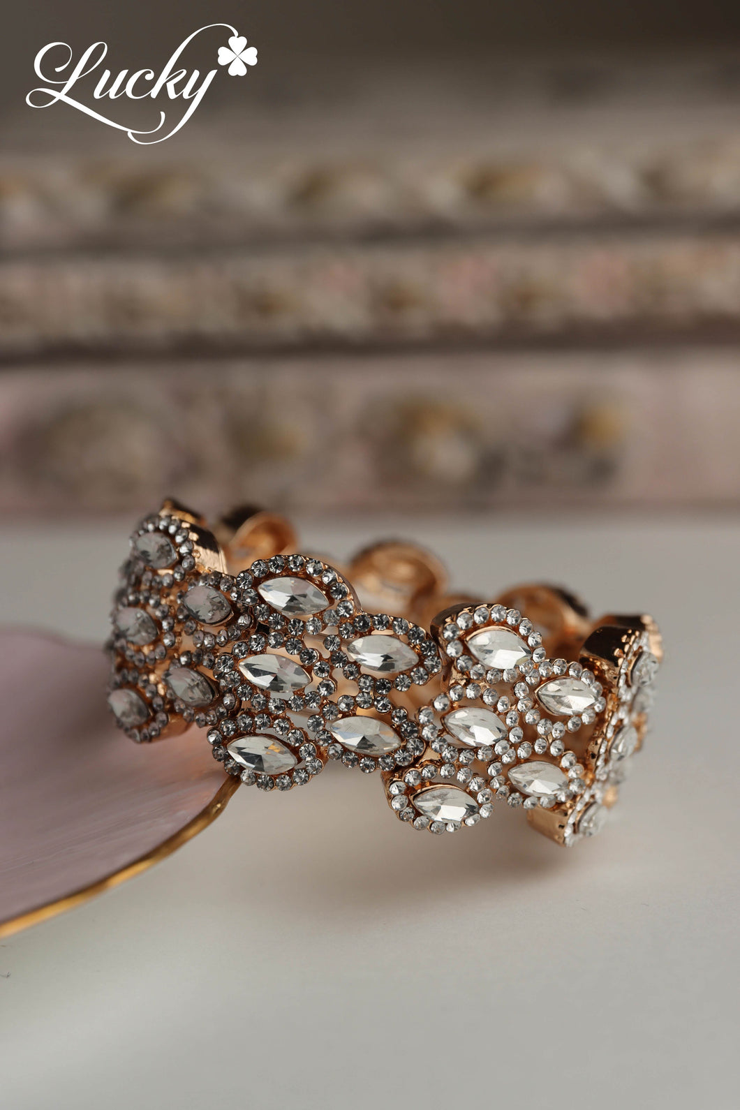 Brazalete dorado de piedras ovaladas grande