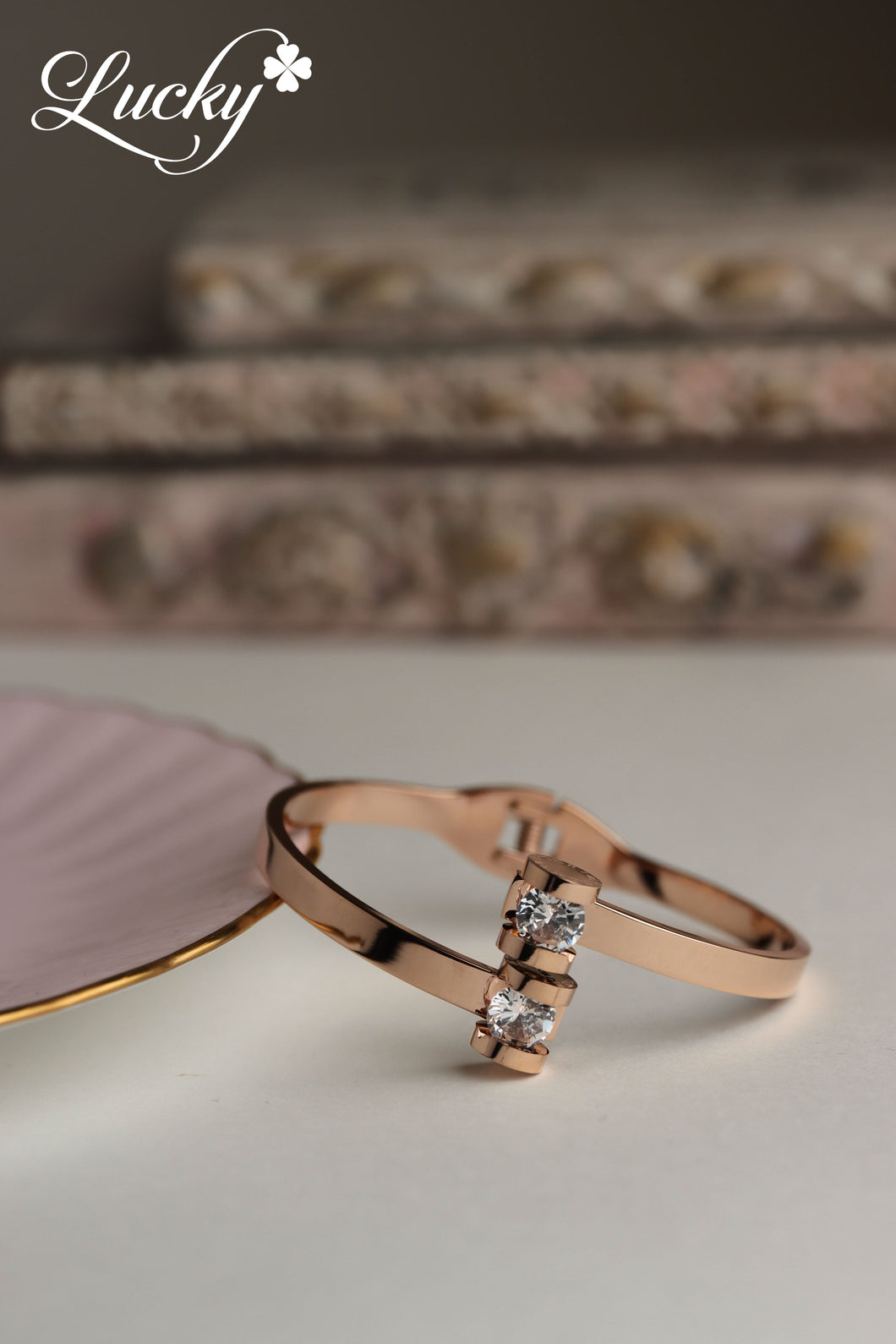 Brazalete oro rosa de aro y piedras separadas