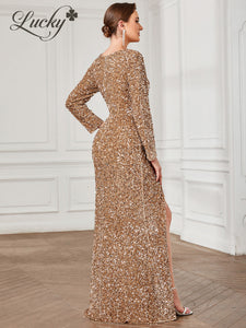 Vestido dorado de mangas y lentejuelas