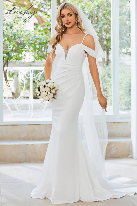 Vestido blanco al cuerpo con cola