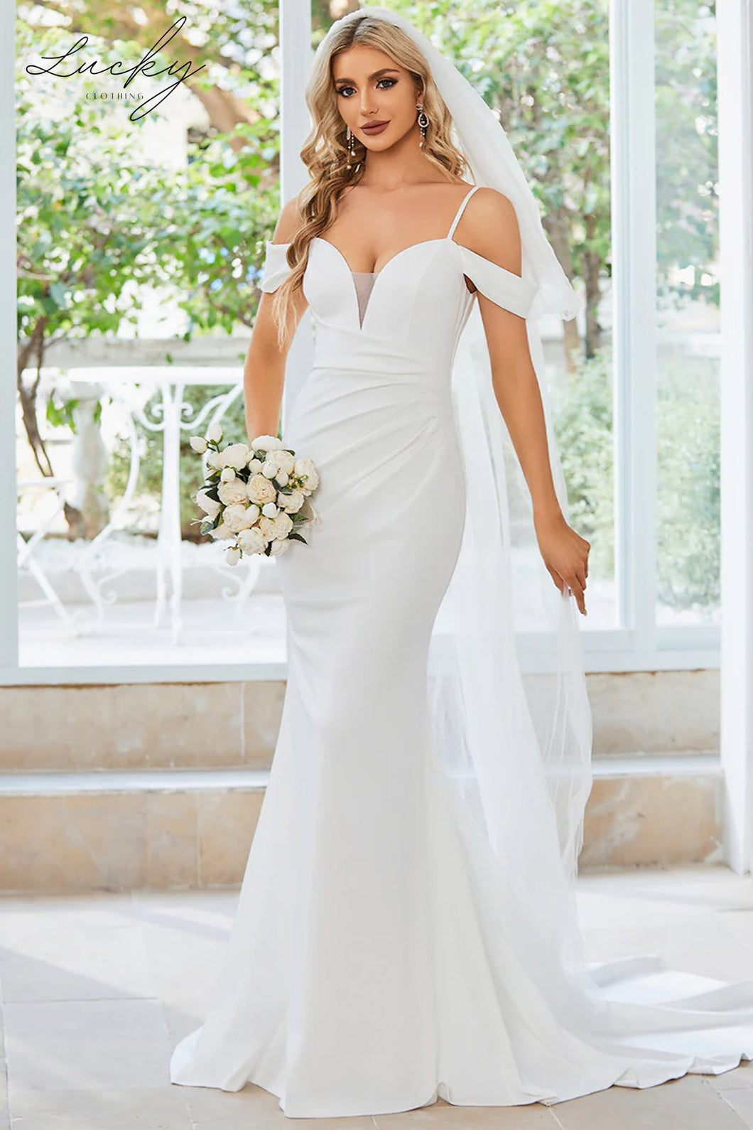Vestido blanco al cuerpo con cola