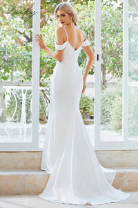 Vestido blanco al cuerpo con cola