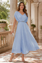 Cargar imagen en el visor de la galería, Vestido celeste plisado midi