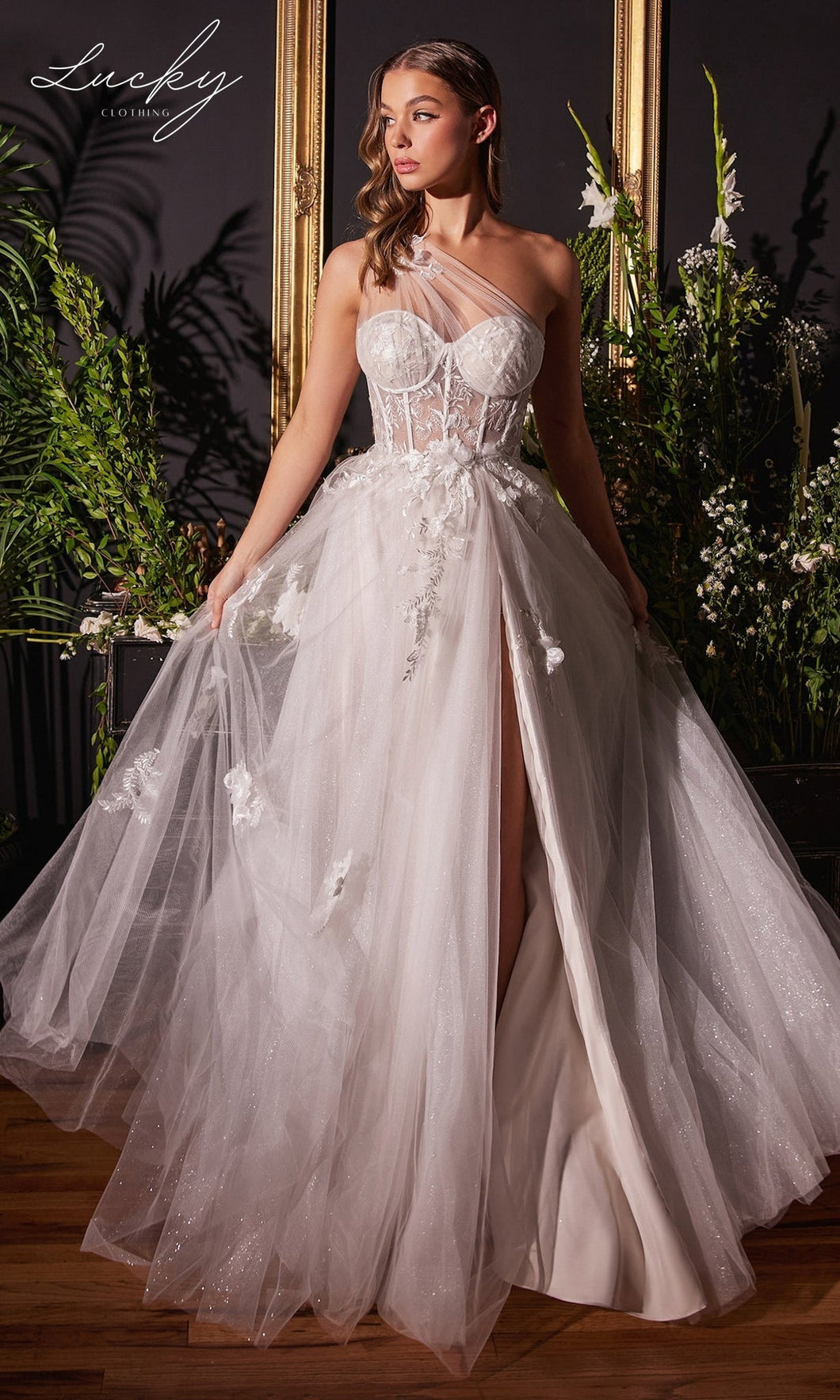 Vestido blanco de un hombro con flores