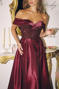 Vestido vino strapless de satin volado