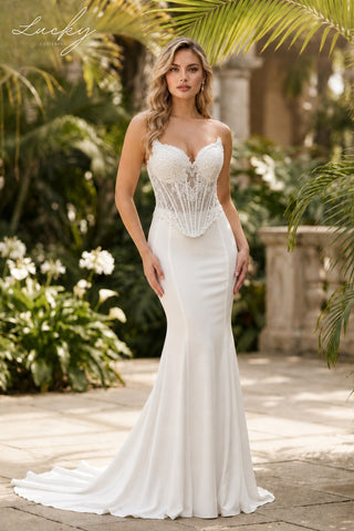 Vestido blanco strapless con piedras al cuerpo