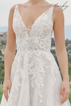 Cargar imagen en el visor de la galería, Vestido blanco con encaje y cola