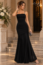 Cargar imagen en el visor de la galería, Vestido negro tirantes falda sirena