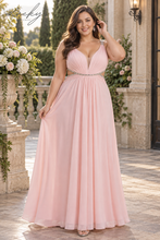 Cargar imagen en el visor de la galería, Vestido rosa con brillantes en cintura y espalda abierta