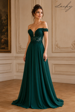 Cargar imagen en el visor de la galería, Vestido verde sin hombros con encaje
