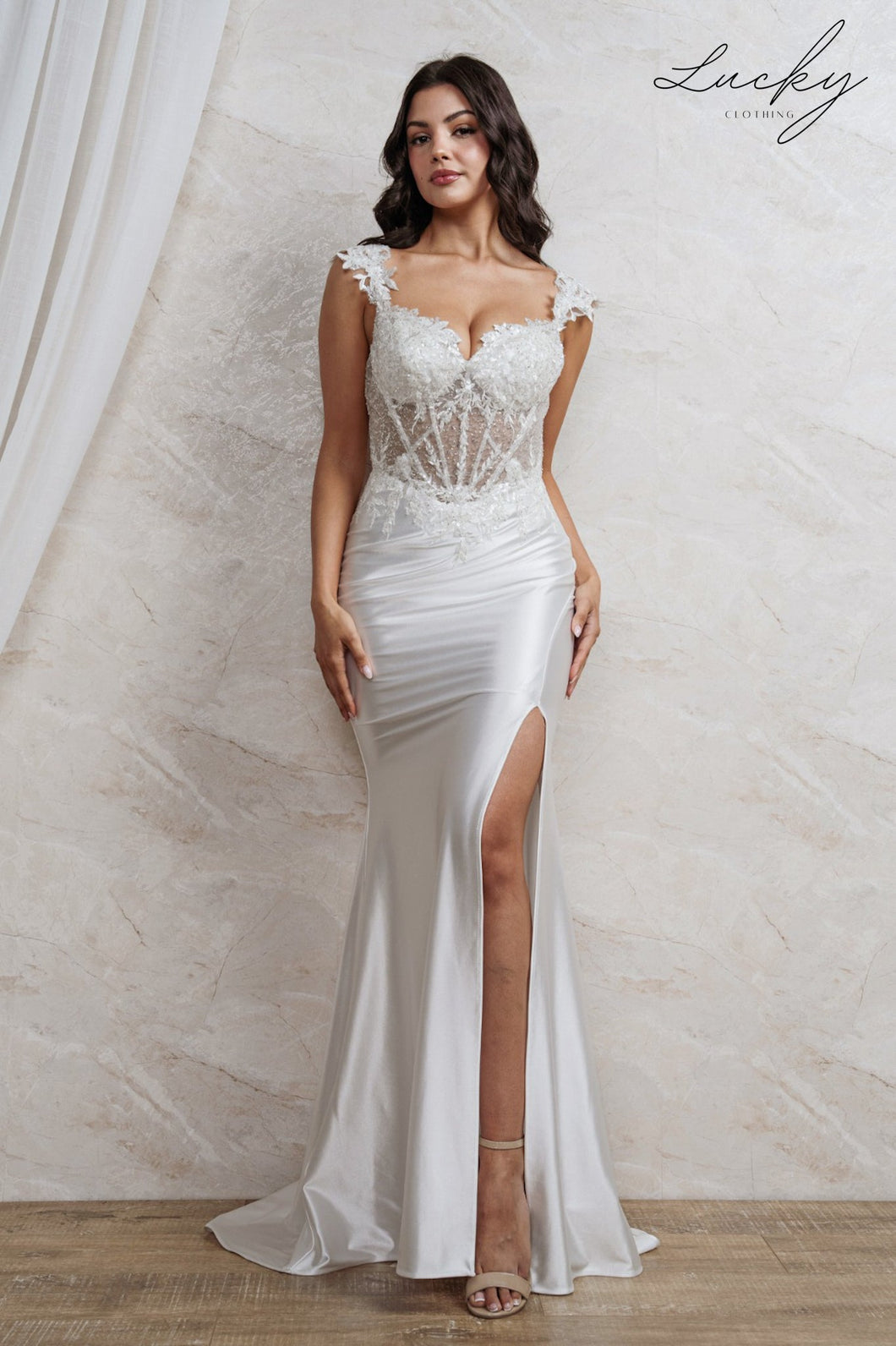 Vestido blanco al cuerpo con encaje