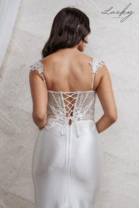Vestido blanco al cuerpo con encaje