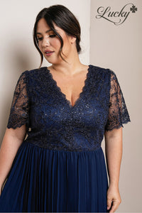 Vestido azul navy plisado con mangas plus