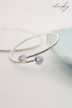 Cargar imagen en el visor de la galería, Set plateado de aretes collar y brazalete