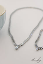 Cargar imagen en el visor de la galería, Set plateado de aretes, collar y brazalete