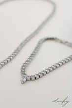 Cargar imagen en el visor de la galería, Set plateado de aretes, collar y brazalete