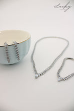 Cargar imagen en el visor de la galería, Set plateado de aretes, collar y brazalete