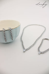 Set plateado de aretes, collar y brazalete