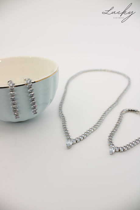 Set plateado de aretes, collar y brazalete