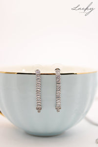 Set plateado de aretes, collar, brazalete y anillo