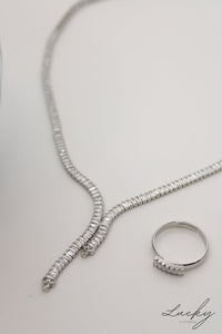 Set plateado de aretes, collar, brazalete y anillo