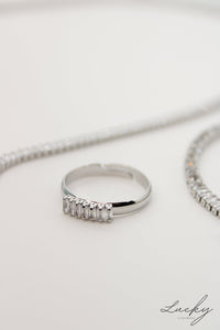 Set plateado de aretes, collar, brazalete y anillo