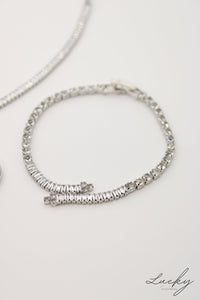 Set plateado de aretes, collar, brazalete y anillo