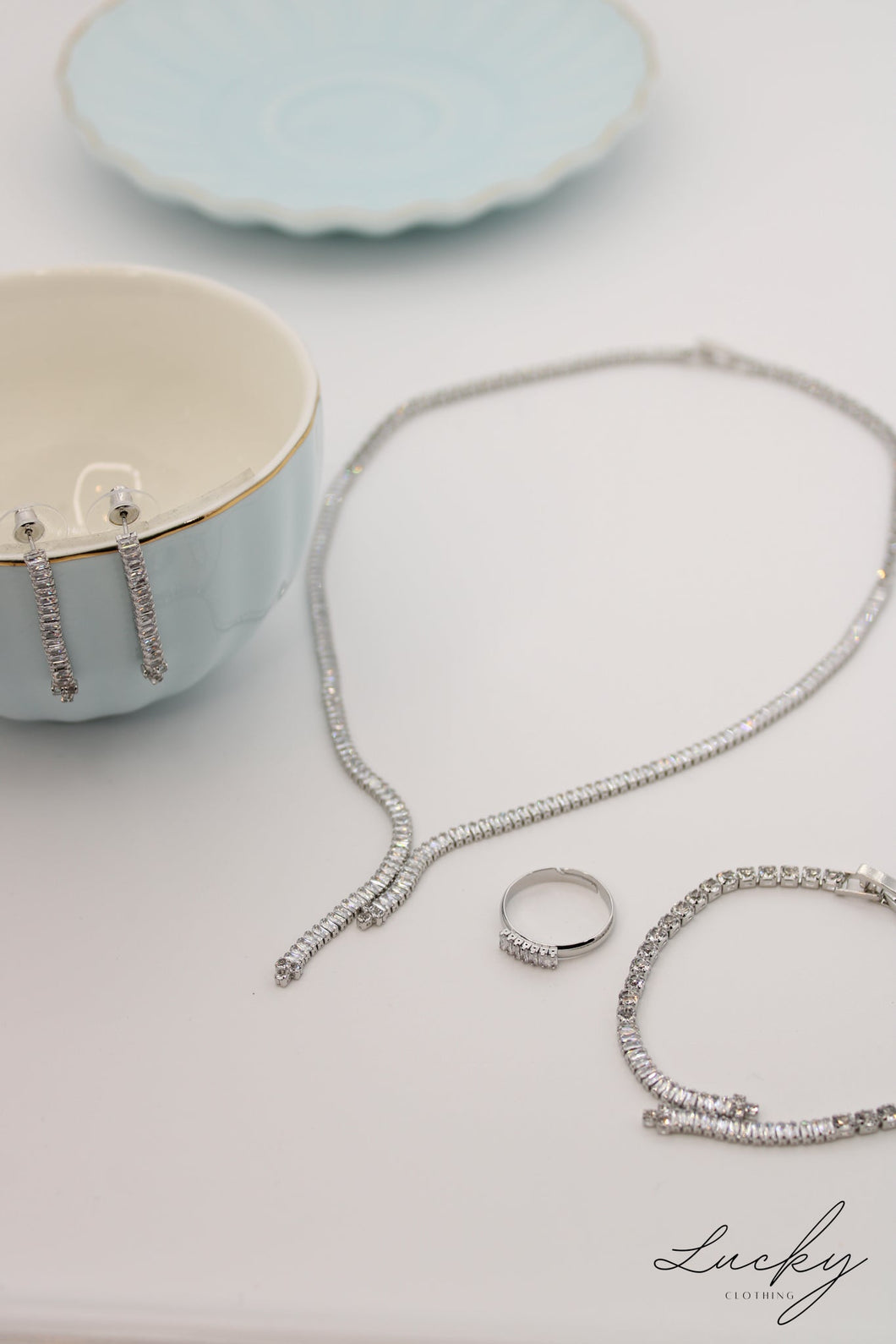 Set plateado de aretes, collar, brazalete y anillo