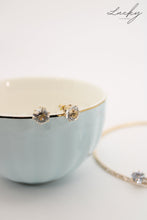 Cargar imagen en el visor de la galería, Set dorado de aretes collar y brazalete