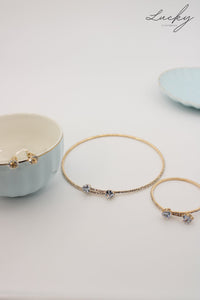 Set dorado de aretes collar y brazalete