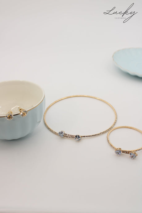 Set dorado de aretes collar y brazalete